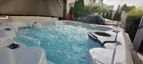 Metropolitan Dream Stay with Pool and Hot Tub